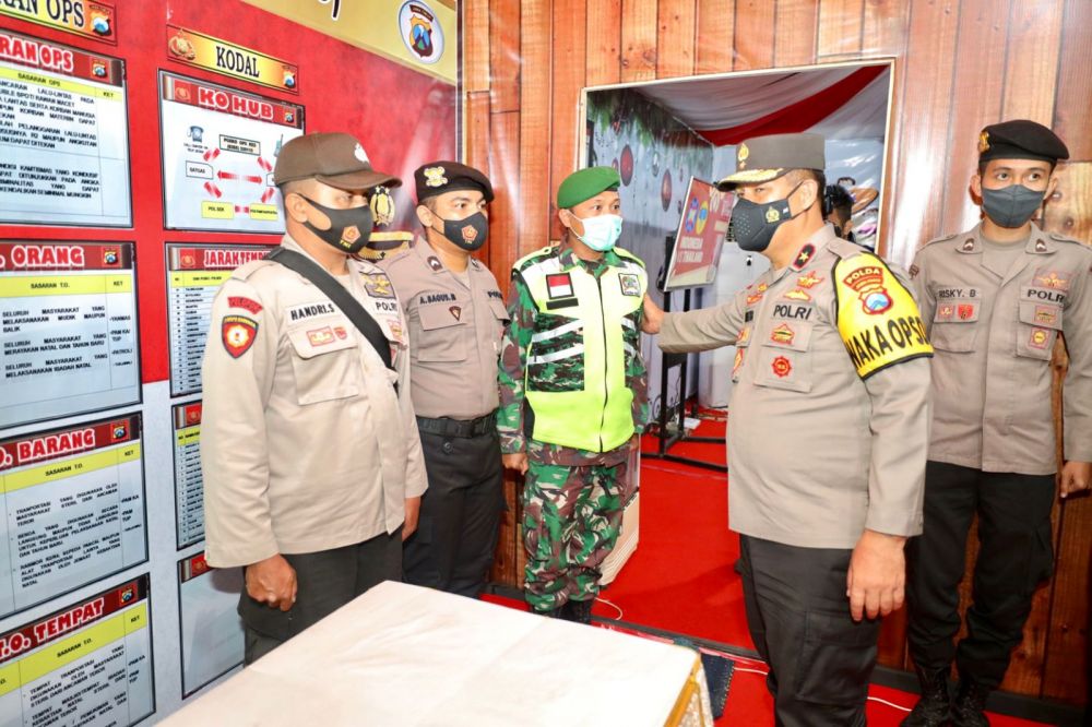 Wakapolda Jatim Brigjen Pol Slamet Hadi Supraptoyo saat cek Pospam Tulungagung