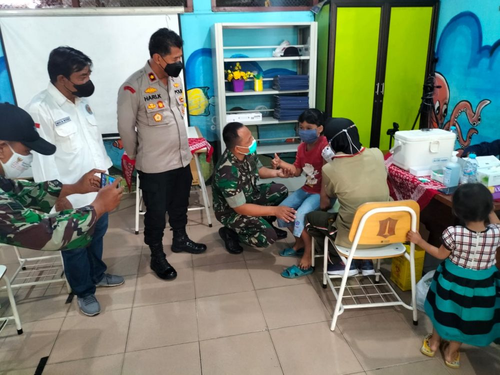 Siswa SD Asemrowo saat suntik vaksin di dampingi Kapolsek Asemrowo dan Babinsa Koramil Tandes
