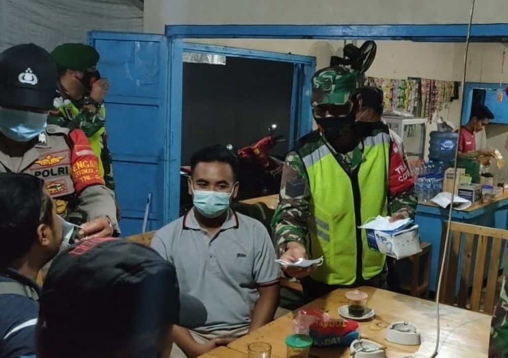 Babinsa Koramil 0817/06 Manyar terus ingatkan warga terkait Prokes saat berkumpul