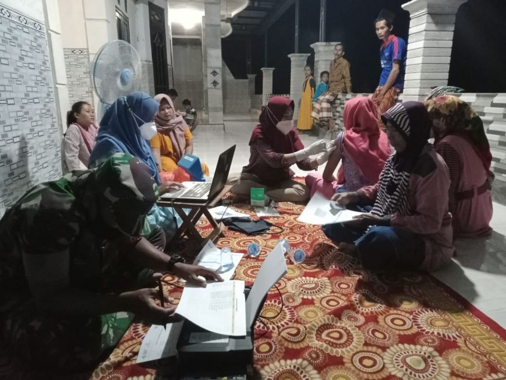 Babinsa Koramil Tlanakan lakukan Vaksin Door to Door