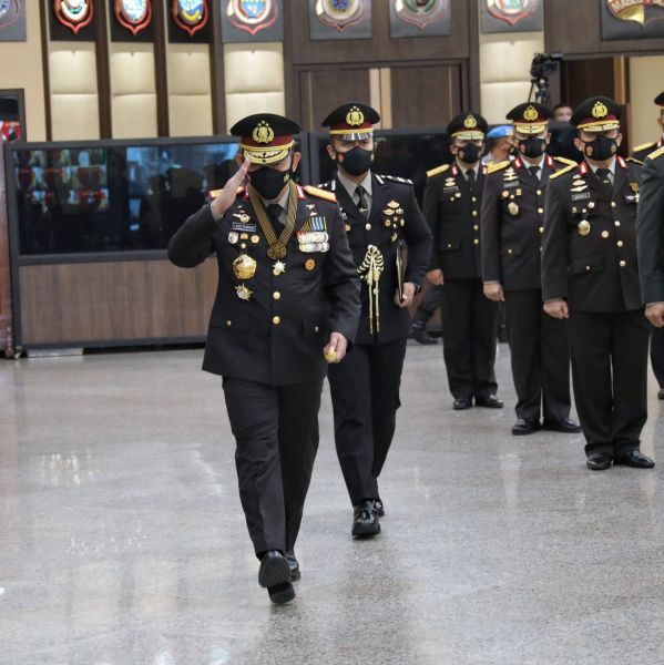 Kapolri Jenderal Listyo Sigit Prabowo saat memberikan Bintang Bhayangkara Pertama