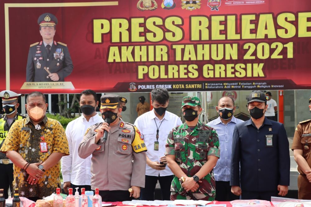 Kapolres Gresik, Dandim 0817 Gresik, BP2MI, Kasi Pidum Kejari Gresik, perwakilan Pengadilan Negeri Gresik saat pemusnahan barang bukti