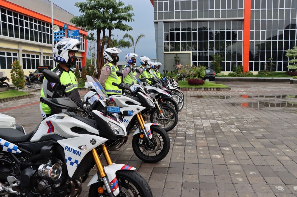 Anggota Kepolisian wilayah Gresik siap tertibkan euforia tahun baru terkait Covid-19 (Omicron)