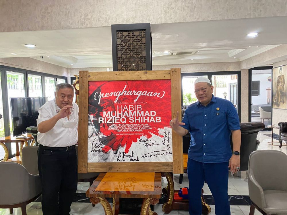 Plakat dukungan Man of the year di tandatangani ketua DPD RI AA LaNyalla Mahmud Mattalitti