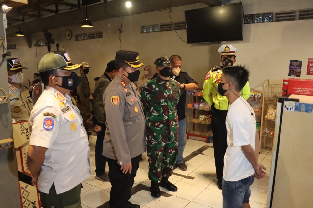 Kapolres Gresik AKBP Mochamad Nur Azis bersama Dandim dan Satpol-PP kunjungi warkop yang masih banyak pelanggan di pergantian tahun baru