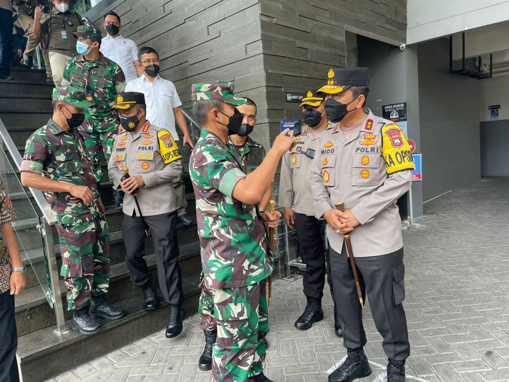 Kapolda Jatim Irjen Pol Dr Nico Afinta bersama Pangdam V Brawijaya Mayjen TNI Nurchahyanto saat cek hotel isoter untuk PPLN