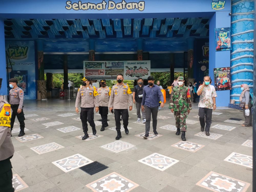 Kapolres Pelabuhan Tanjung Perak AKBP Anton Elfrino Trisanto didampingi Wakapolres, Kapolsek Kenjeran dan Kapolsek Semampir saat cek tempat wisata