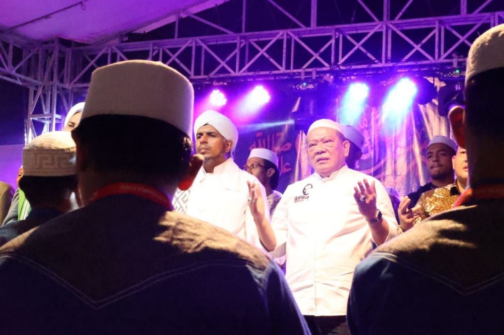 Ketua DPD RI AA LaNyalla Mahmud Mattalitti saat ikuti Istighosah Akbar dan dia bersama