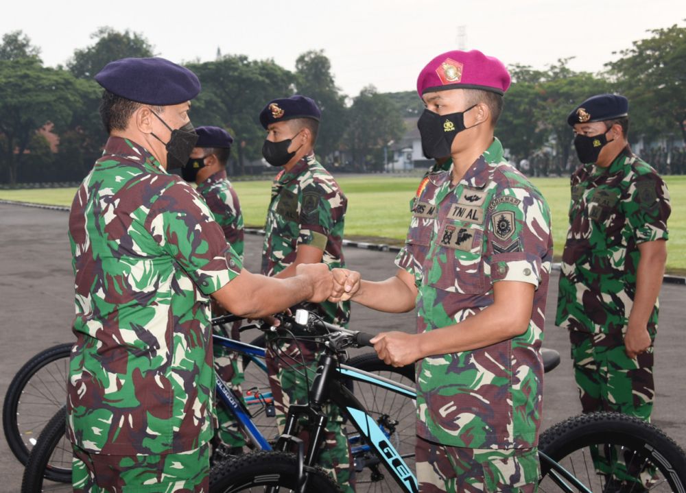 Dankodiklatal Laksamana Madya TNI Nurhidayat saat memberikan selamat kepada anggotanya