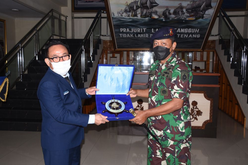 Dankodiklatal Laksamana Madya TNI Nurhidayat saat menerima kenangan dari ketua DPC Peradi