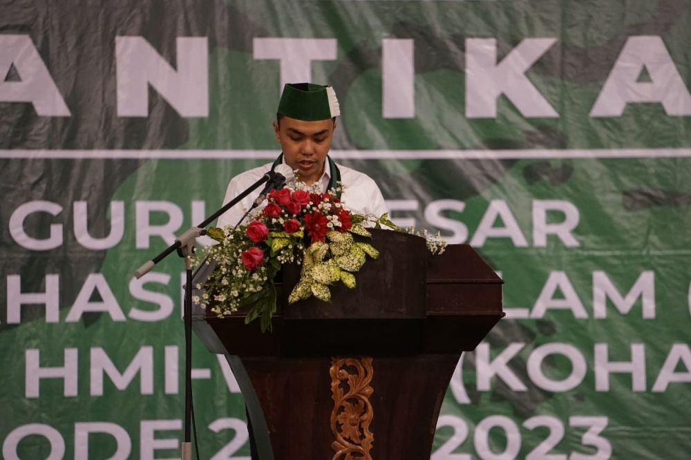 Ketua umum PB HMI Raihan Ariatama saat memberikan keterangan