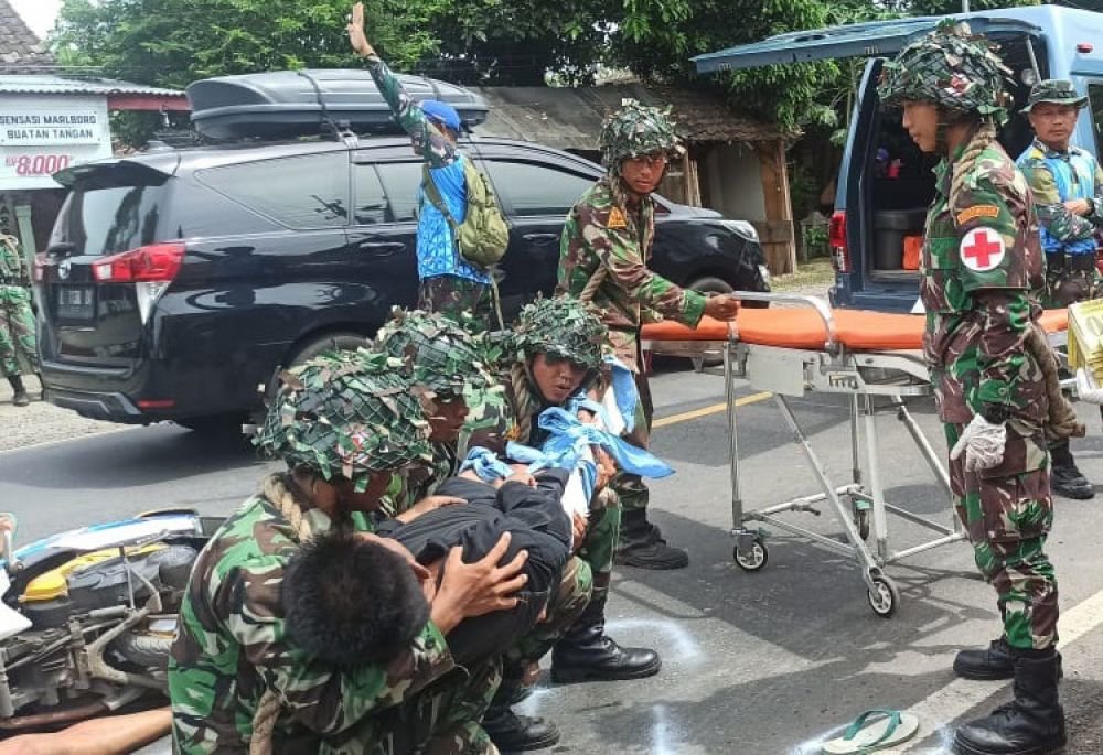Prajurit Pusdikkes Kodiklatal Sigap 
saat bantu korban kecelakaan