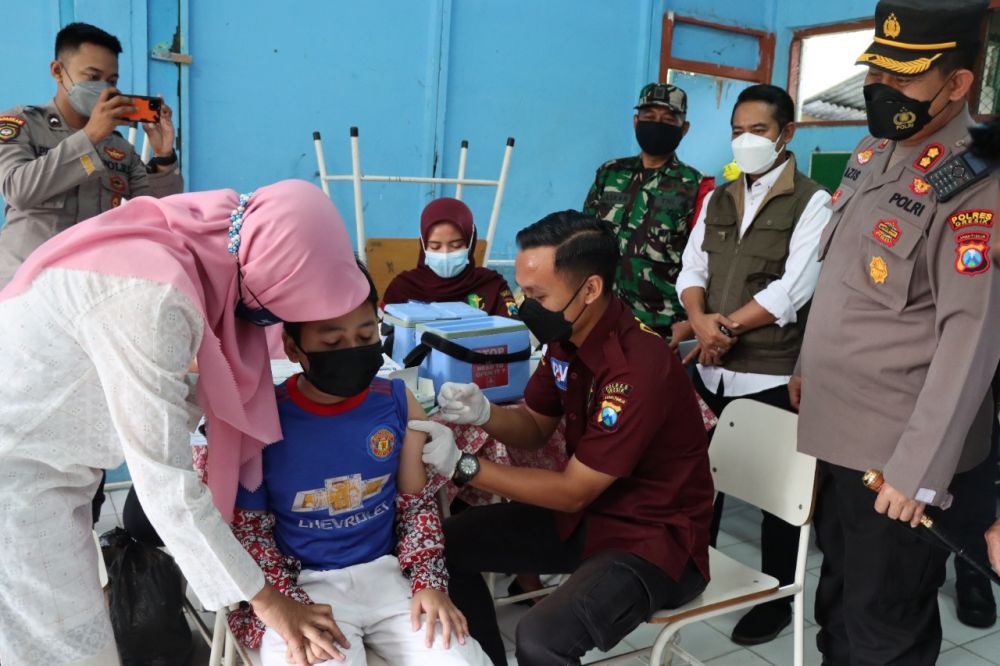 Kapolri Saksikan Vaksin Merdeka di SDN Gresik