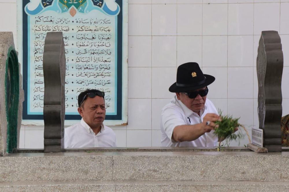 Ketua DPD RI AA LaNyalla Mahmud Mattalitti saat ziarah makam Pahlawan