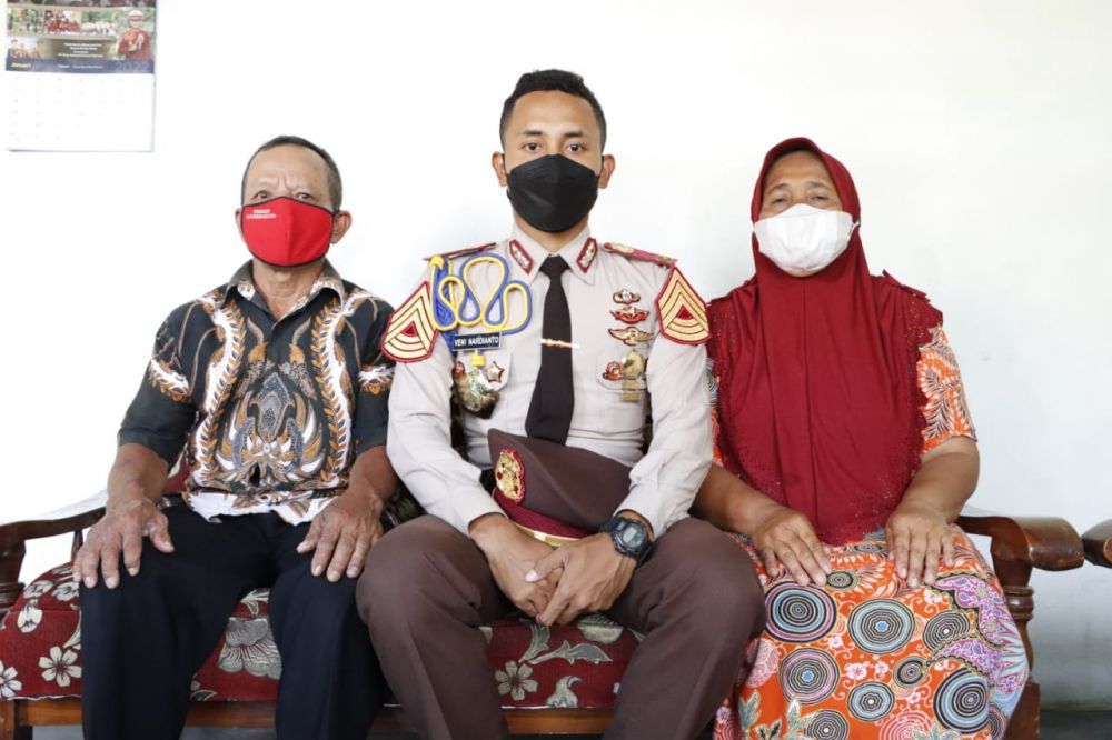 Veni Nardianto setelah lolos Akpol dan saat ini bersama orang tuanya