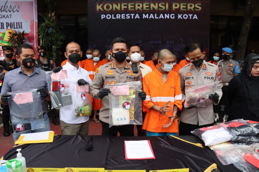 Tersangka diamankan Polisi beserta barang bukti