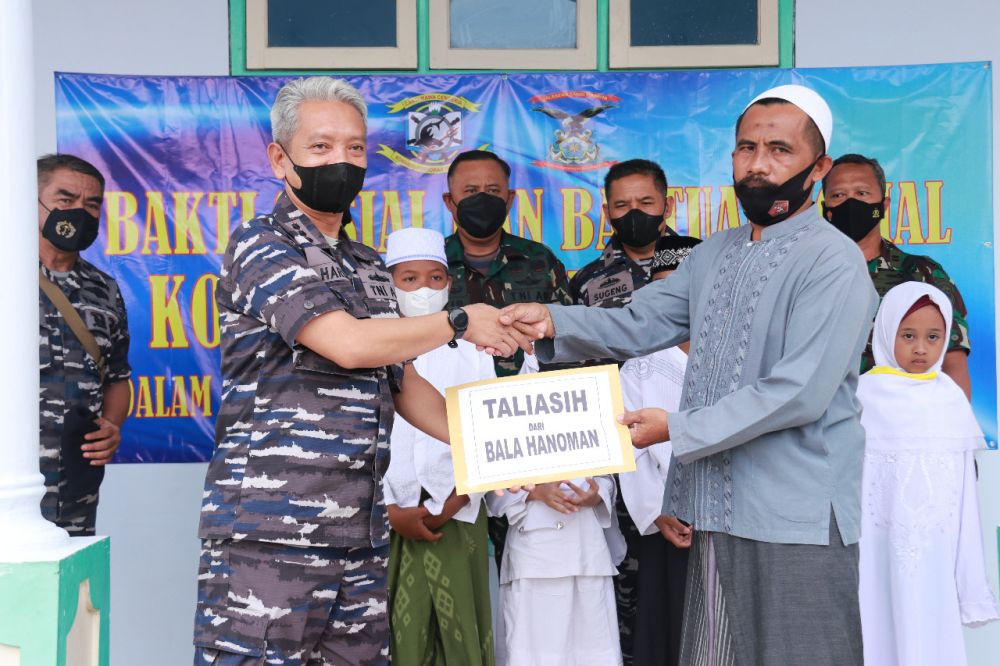 Danpusdikintelmar Kolonel Laut (T) Harlius Bachtiar selaku Dirlat saat memberikan paket bantuan