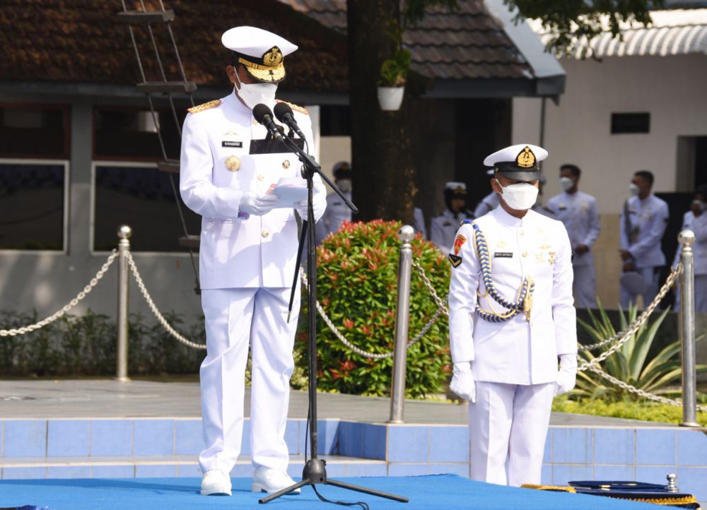 Dankodiklatal Laksamana Madya TNI Nurhidayat saat pimpin upacara