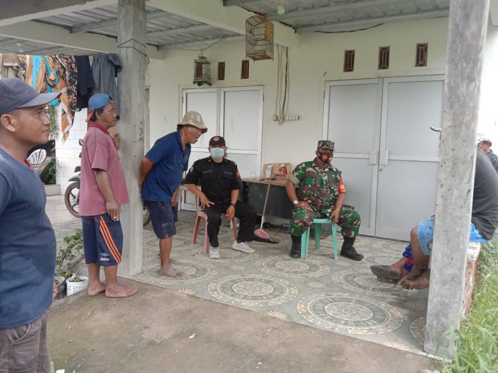 Keakraban Babinsa Sidotopo Wetan dan Warga Tumbuhkan Kekompakan Serta Kemanunggalan