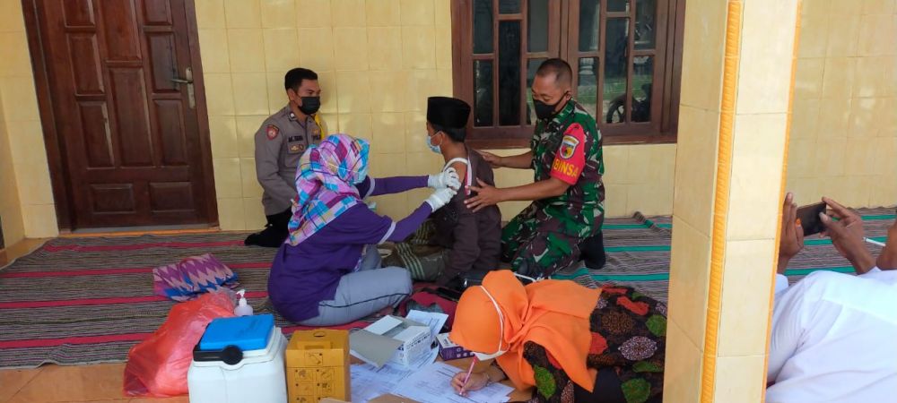 Kolaborasi 3 Pilar Kec. Tlanakan Gelar Vaksin Door to Door