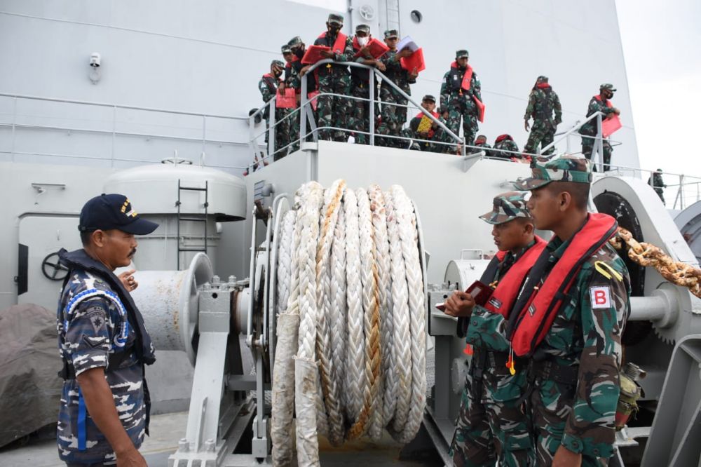 Para peserta Wira Jala Yudha diajarkan hidup diatas kapal perang
