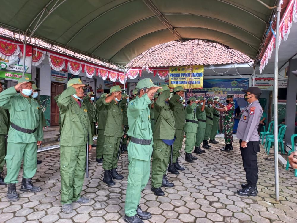 Babinsa Koramil Pakong dan Bhabinkamtibmas saat melatih kedisiplinan para Linmas