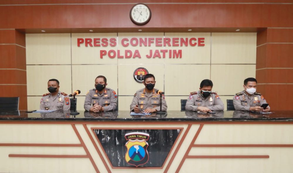 Kabid Humas Polda Jatim Kombes Pol Gatot Repli Handoko didampingi Kapolres Jombang dan Wadirlantas Polda Jatim saat gelar kasus Vanessa Angel