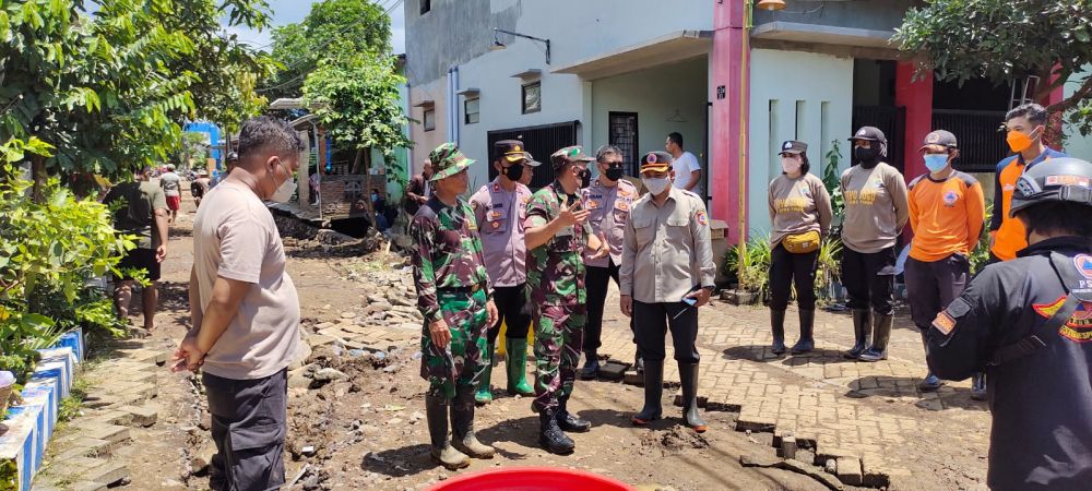 Kapolres Jember AKBP Herry Purnomo bersama Dandim 0824 Jember dan kepala BPBD kunjungi lokasi banjir