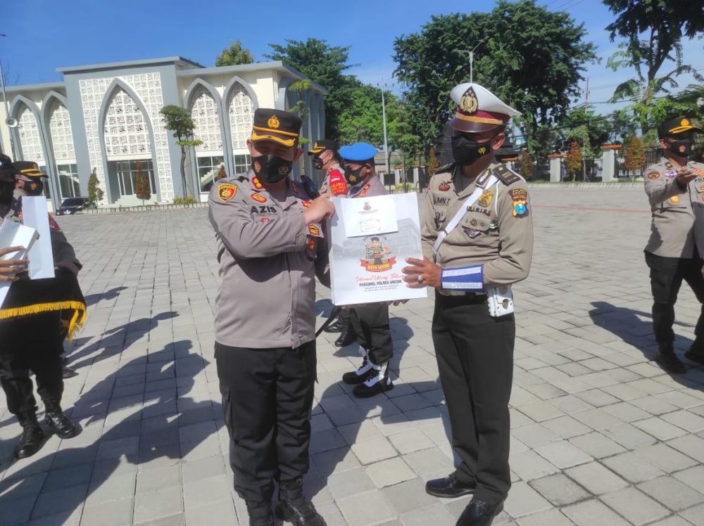 Kapolres Gresik AKBP Mochamad Nur Azis saat memberikan paket apresiasi anggota berprestasi