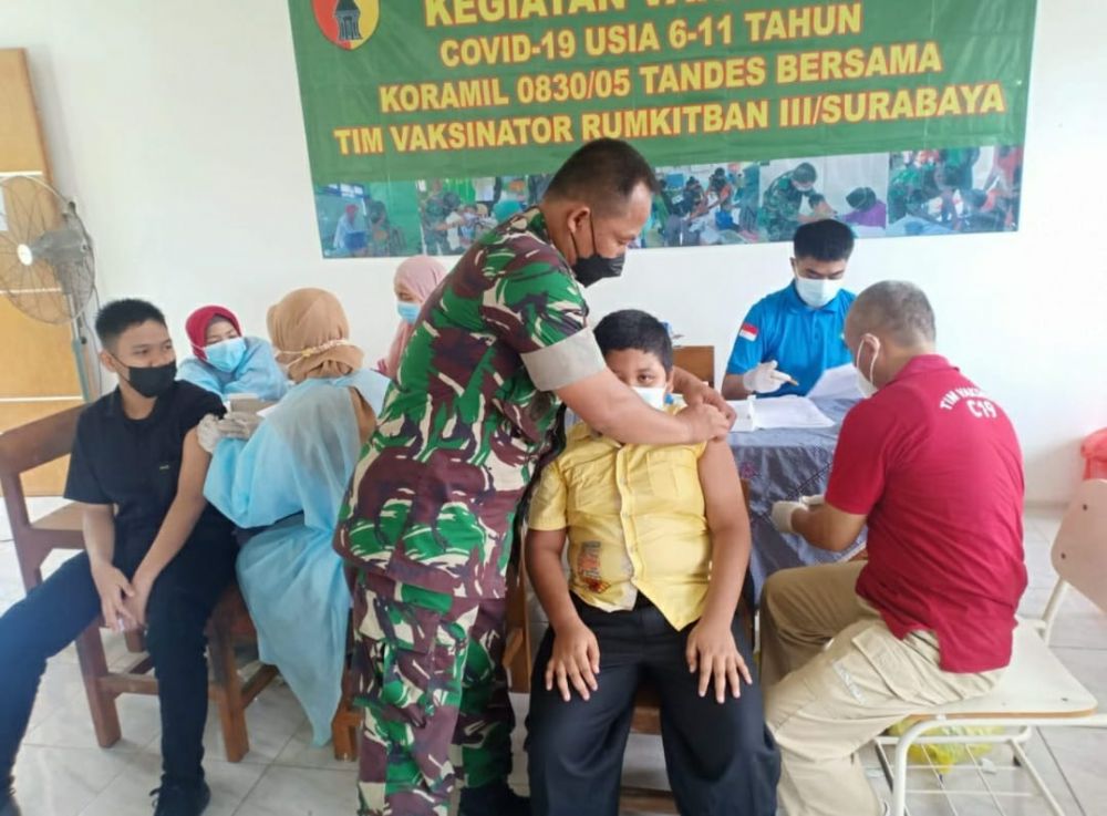 Danramil Tandes Beri Pendampingan Vaksin dan Rasa Nyaman pada Anak
