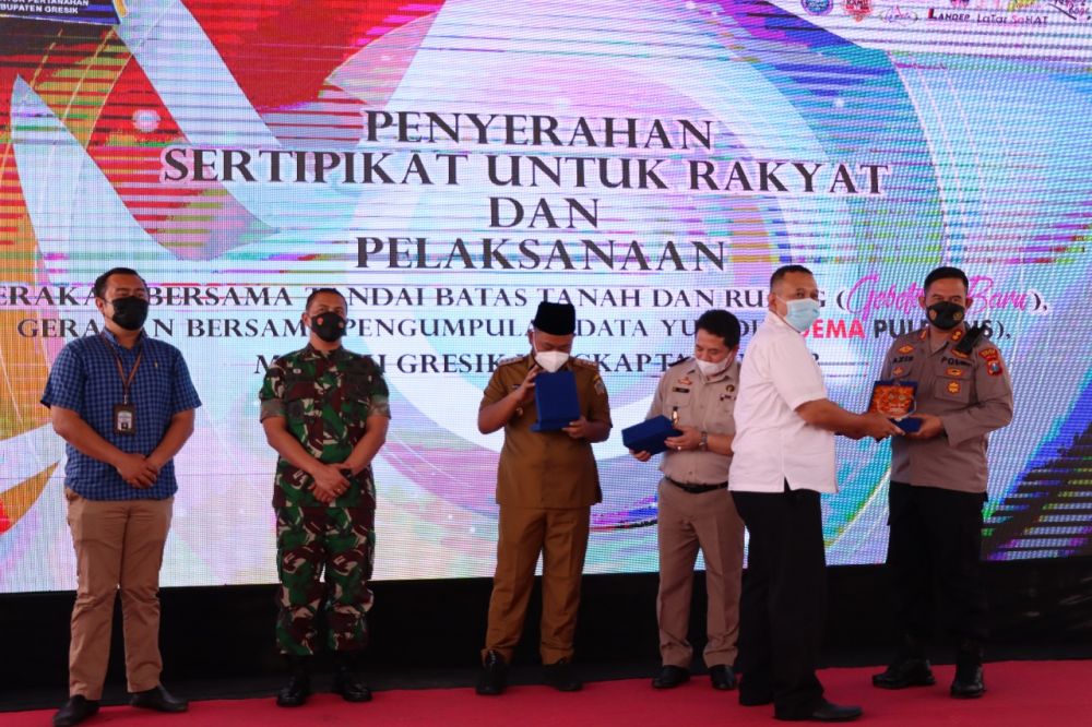 Kapolres Gresik Dampingi Bupati Terima Penghargaan dari Menteri Agraria dan Tata Ruang RI