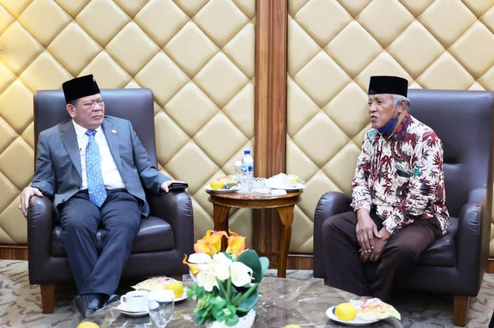 Ketua DPD RI AA LaNyalla Mahmud Mattalitti saat bertemu dengan ketua umum DPP IPI KH. Abdul Muhaimin di ruang tunggu Pimpinan Nusantara V komplek Parlemen Senayan