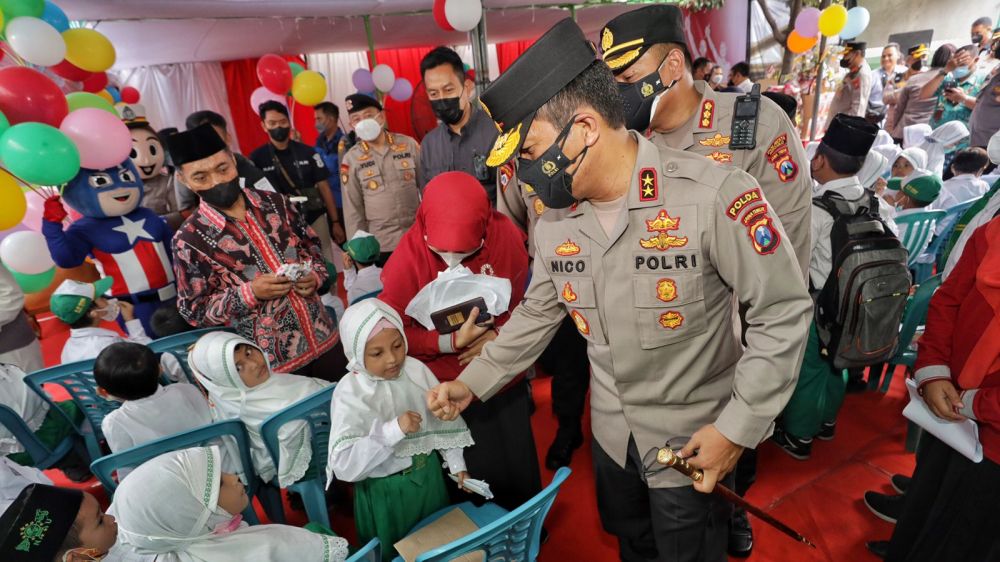 Kapolda Jatim Irjen Pol Dr Nico Afinta saat memberikan semangat pada anak peserta vaksin