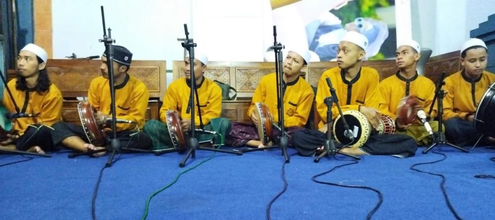 Tampak para santri jamiyah sholawat Nurul Falah Bumiayu, ikut meramaikan dalam acara tersebut