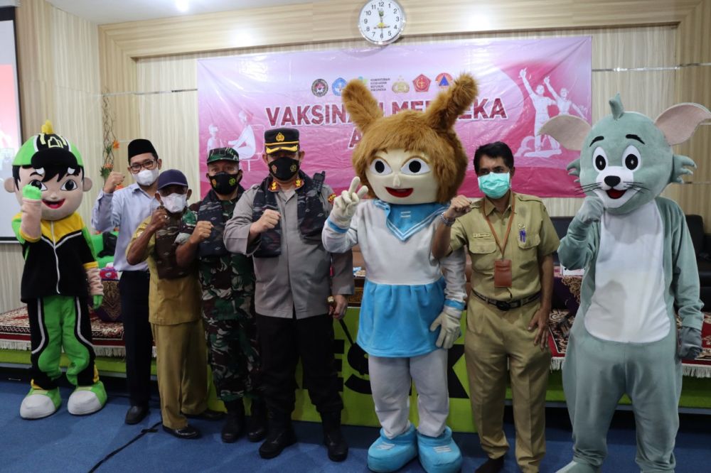 Kapolres Gresik AKBP Mochamad Nur Azis bersama Dandim Gresik dan superhero yang mendampingi vaksin merdeka anak