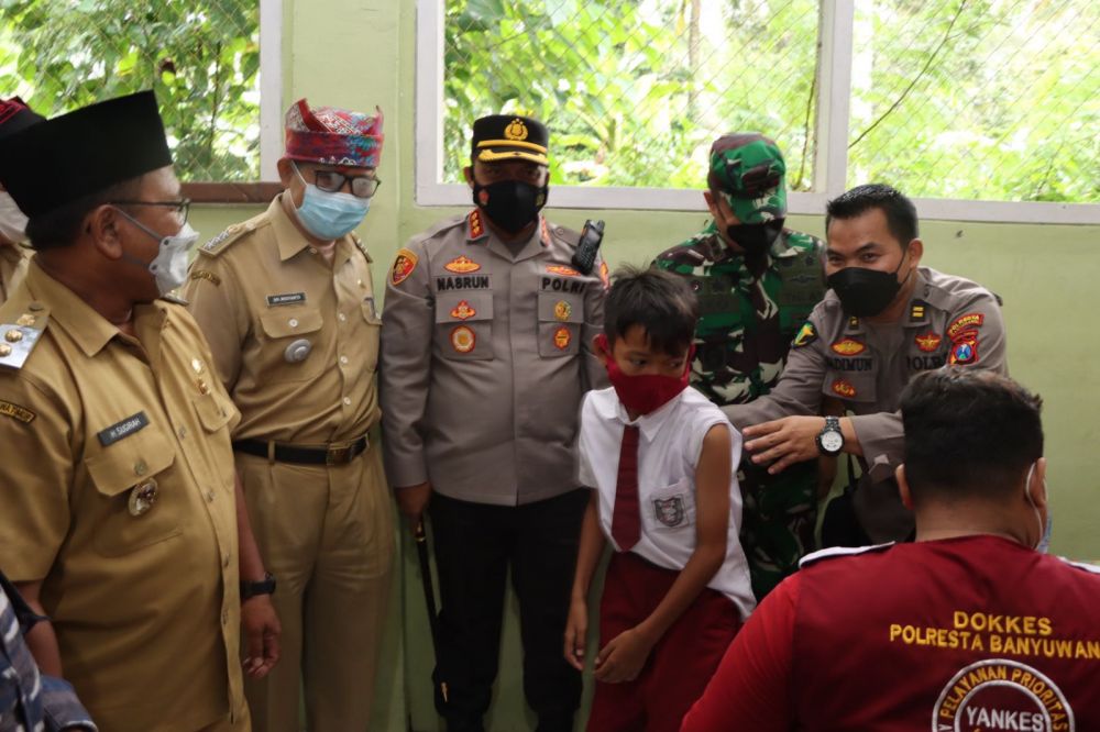 Kapolres Banyuwangi AKBP Nasrun Pasaribu bersama Forkopimka saat tinjau vaksin anak
