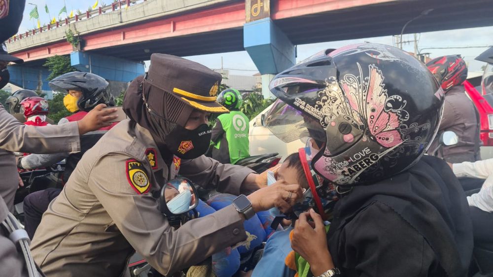 Polisi tangkap terhadap masyarakat yang tidak menggunakan masker dan melayani masyarakat di jalan Raya