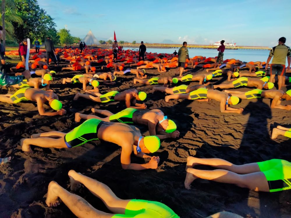 Kodiklatal saat menempa prajurit siswa renang laut di Situbondo