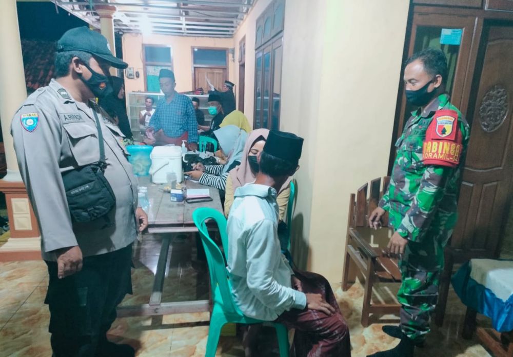 Babinsa Koramil Galis dan Bhabinkamtibmas terus lakukan Vaksin Door to Door di wilayah teritorialnya