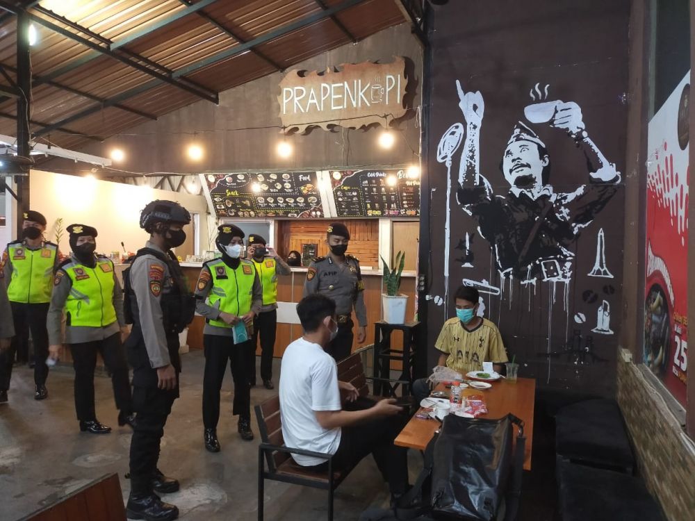 Ditsamapta Polda Jatim Patroli KRYD Sasar Prokes Cafe dan Warkop