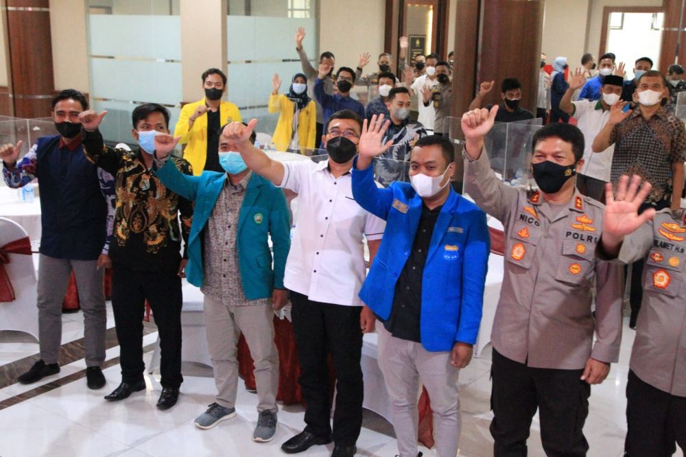 Kapolda Jatim Irjen Pol Dr Nico Afinta bersama mahasiswa