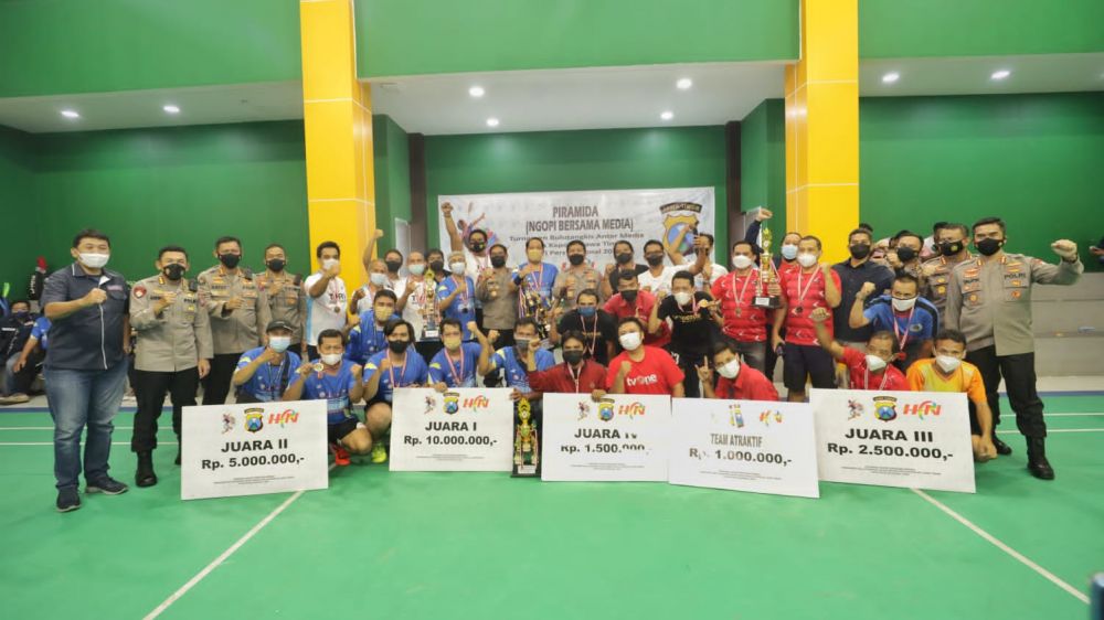 Kapolda Jatim Irjen Pol Dr Nico Afinta saat penutupan turnamen Bulutangkis