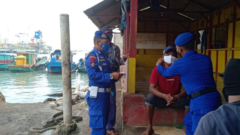 Satpolairud Polres Gresik Bagi Masker dan Tinjau Kondisi Kapal