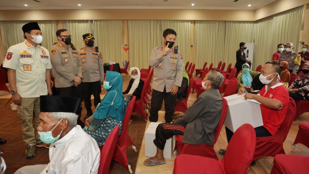 Kapolda Jatim Irjen Pol Dr Nico Afinta saat cek lokasi Vaksin di Pasuruan