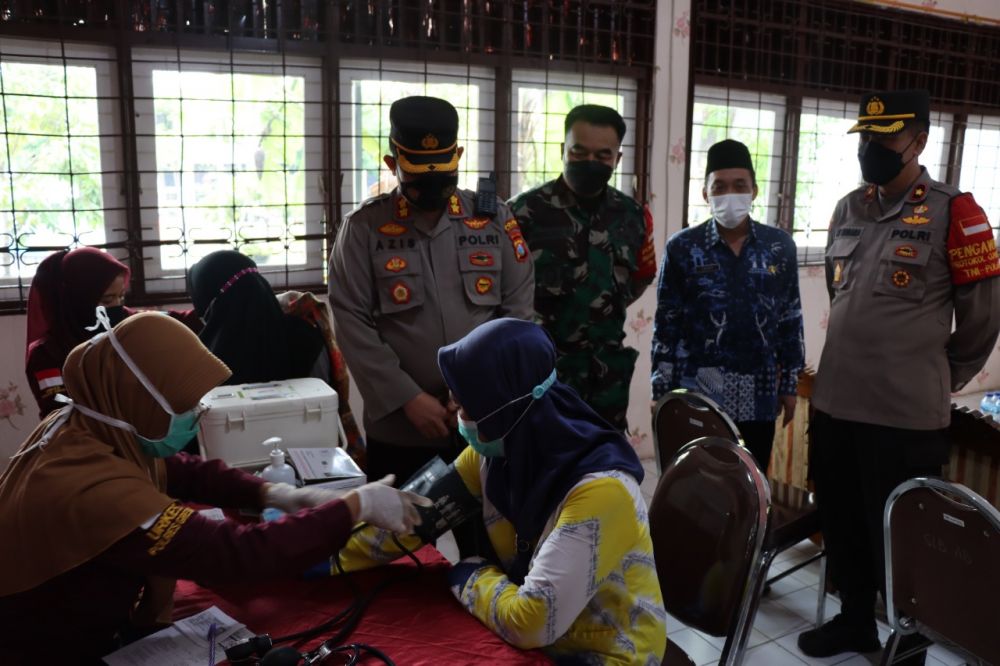 Kapolres Gresik AKBP Mochamad Nur Azis saat tinjau vaksin di Yayasan Kemala Bhayangkari SLB Randuagung
