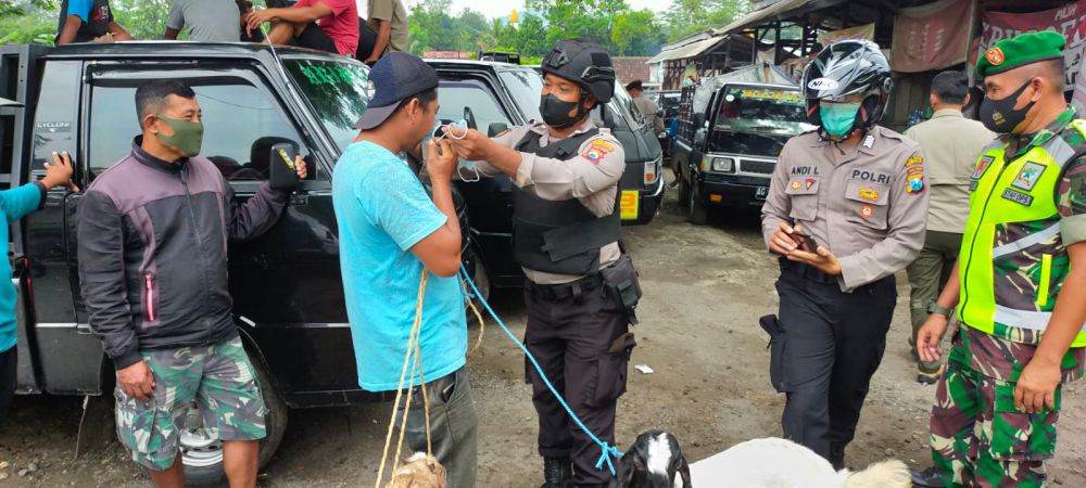 Gabungan Petugas Gelar Pamor Keris di Pasar Hewan Trenggalek