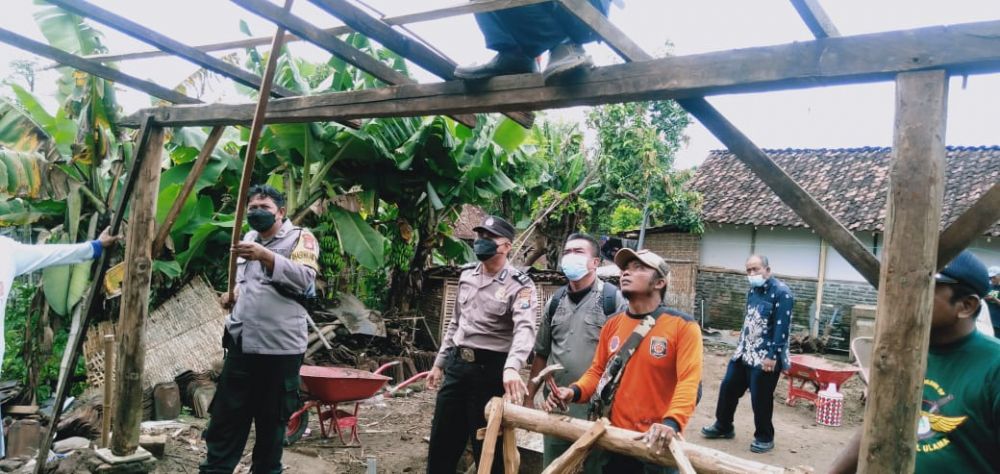 Kapolsek Sukomoro bersama TNI dan masyarakat bantu rumah warga yang roboh