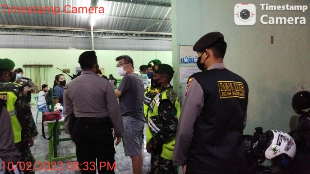 Anggota Polres Bojonegoro selalu ingatkan warga terkait Covid-19 Omicron di tempat keramaian