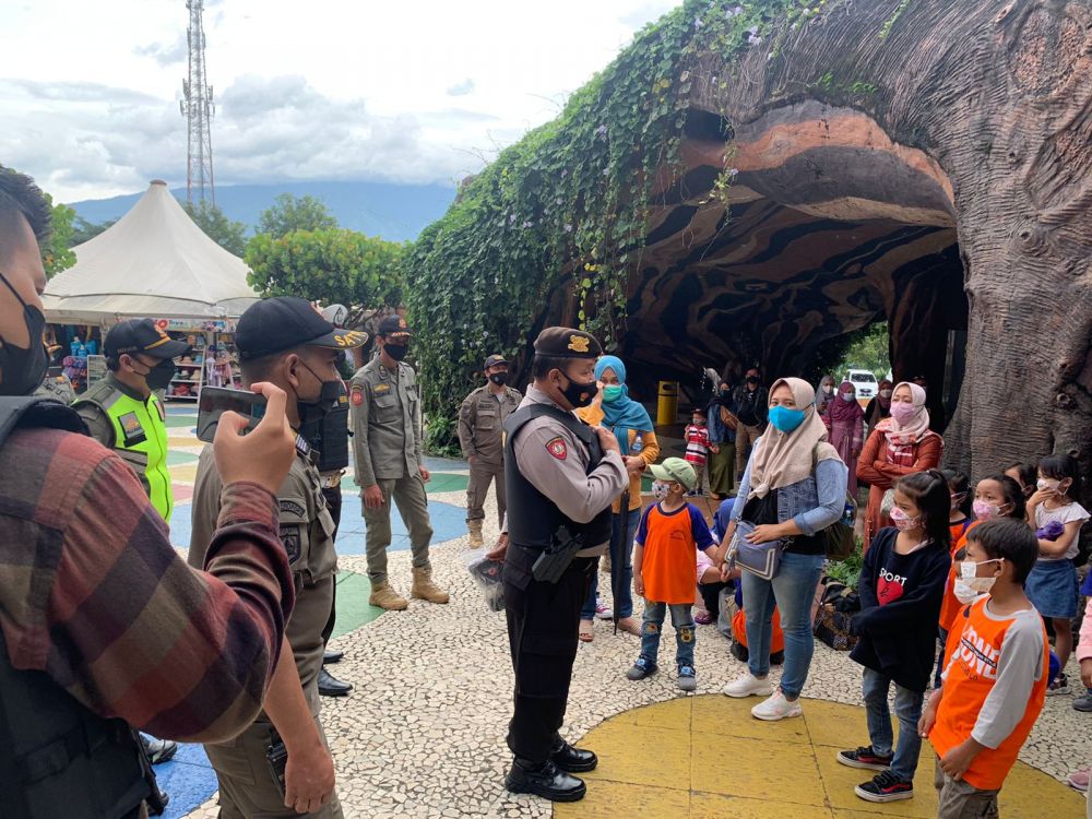 Tim Pamor Keris Polres Batu saat sosialisasi terkait Covid-19 Omicron dan bagikan masker