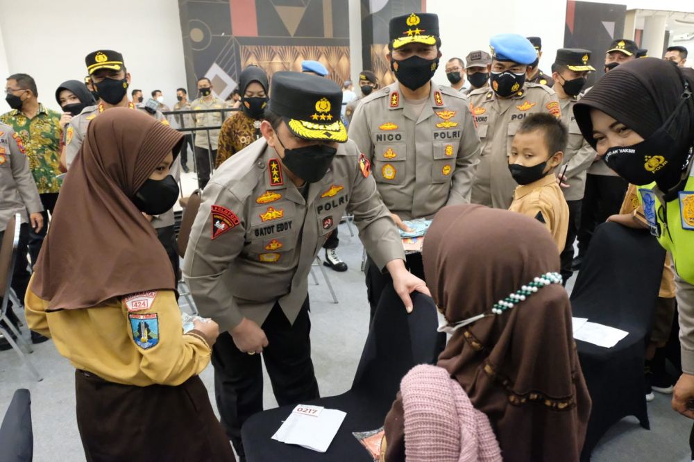 Wakapolri Komjen Pol Gatot Edi Pramono saat berbincang dengan peserta Vaksin didampingi Kapolda Jatim Irjen Pol Dr Nico Afinta